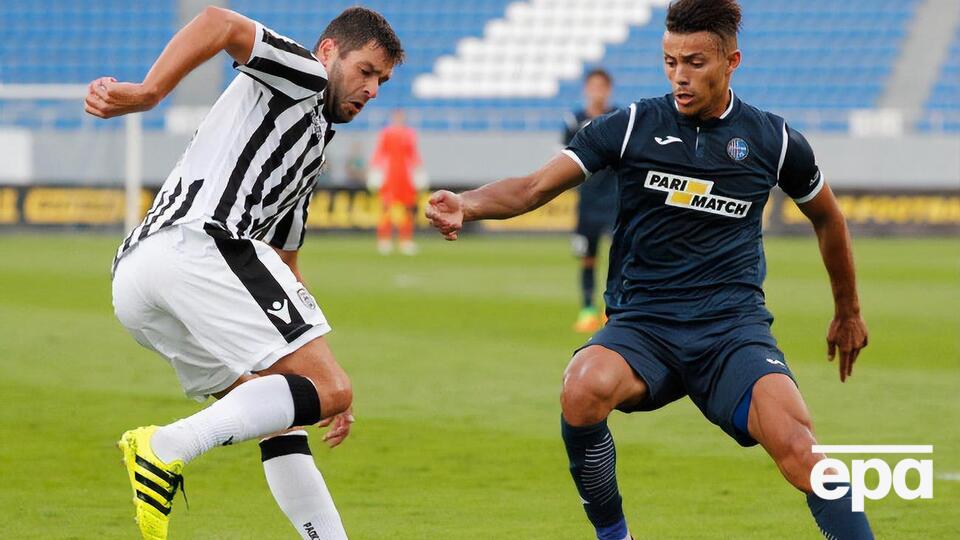 Вместе с ПАОК Шахов (в полосатой футболке) стал чемпионом Греции