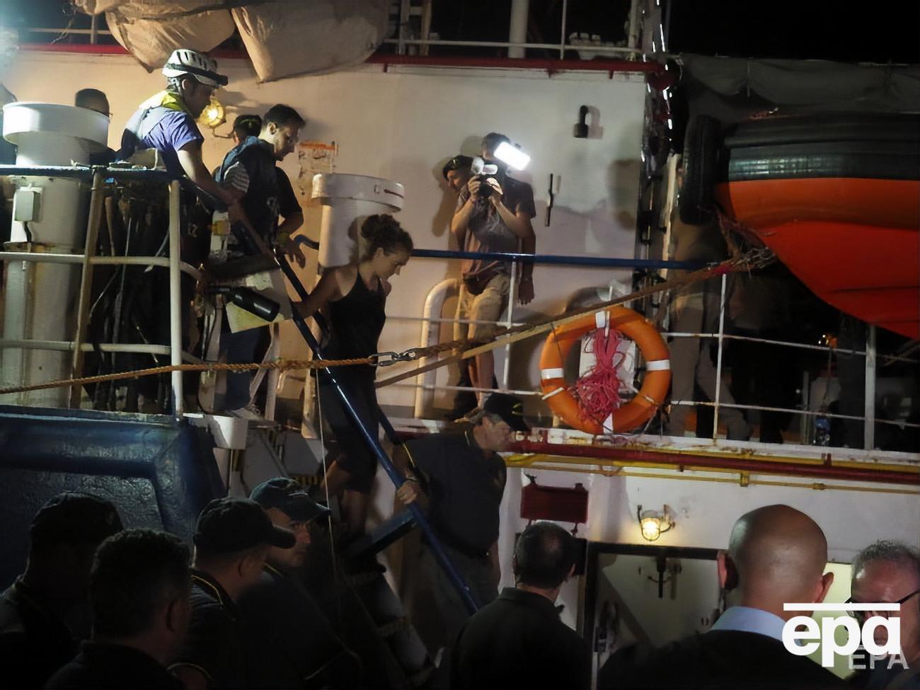 Ракете (на фото в центре) отправили под домашний арест