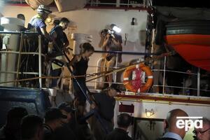 Ракете (на фото в центре) отправили под домашний арест