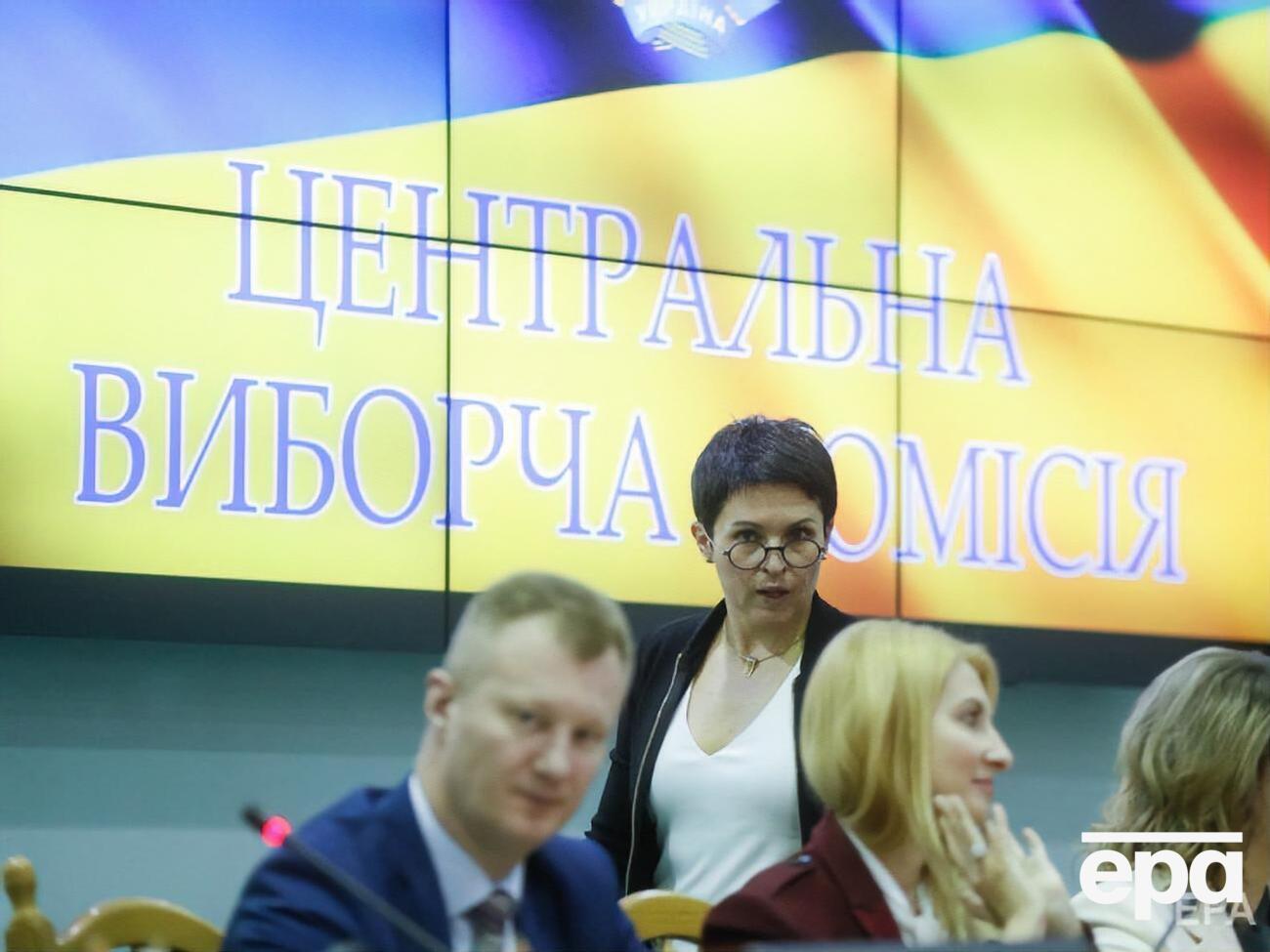 Заседание вела глава ЦИК Слипачук (на фото в центре)