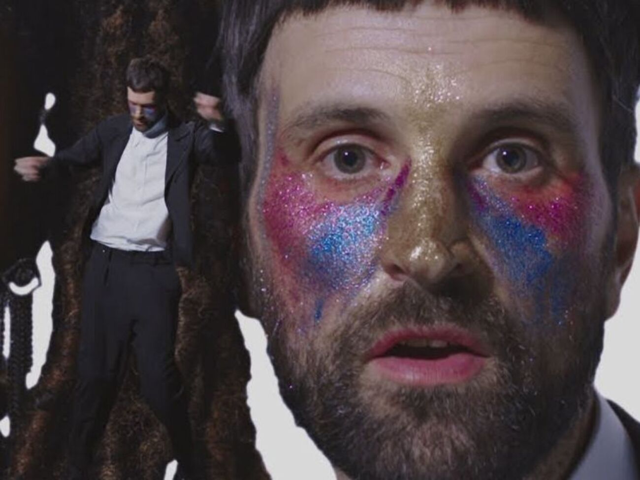 В ролике на лицо&nbsp;Пиццорно накладывают глиттерный грим