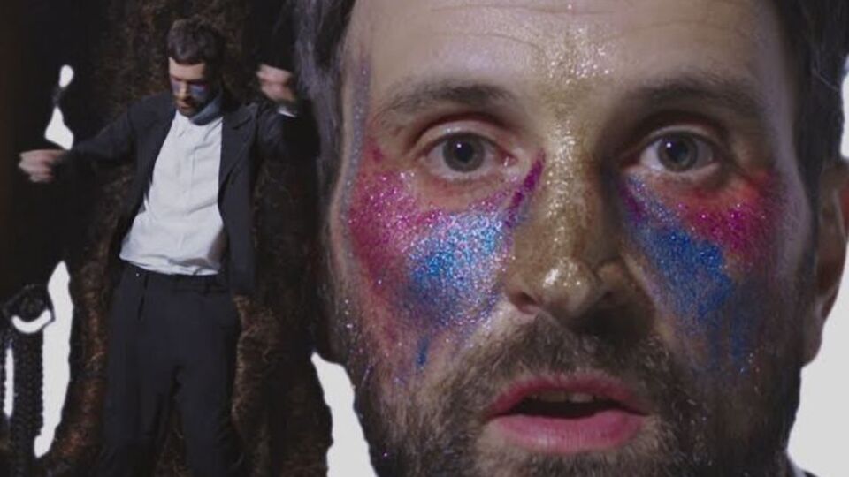 В ролике на лицо Пиццорно накладывают глиттерный грим