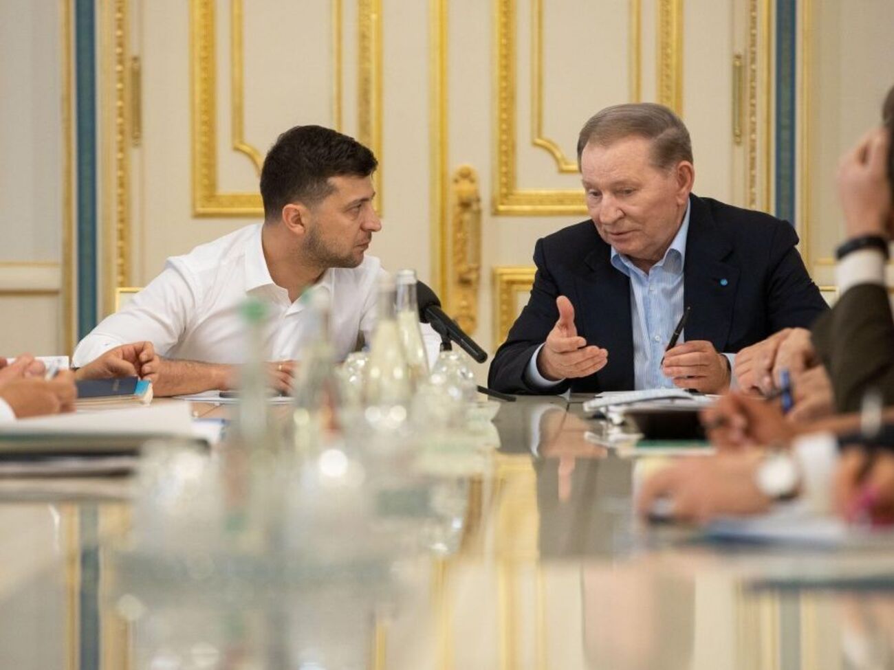 Представители украинской делегации и Зеленский обменялись мнениями, что в первую очередь надо делать ради прекращения конфликта на Донбассе, сказал Кучма&nbsp;