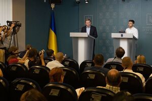 Брифинг был посвящен возвращению Кучмы в минский процесс