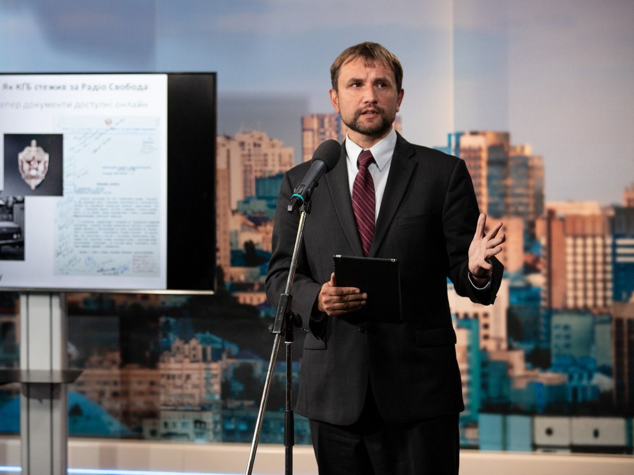 Вятрович считает, что язык письма послов&nbsp;&ndash; "русский"