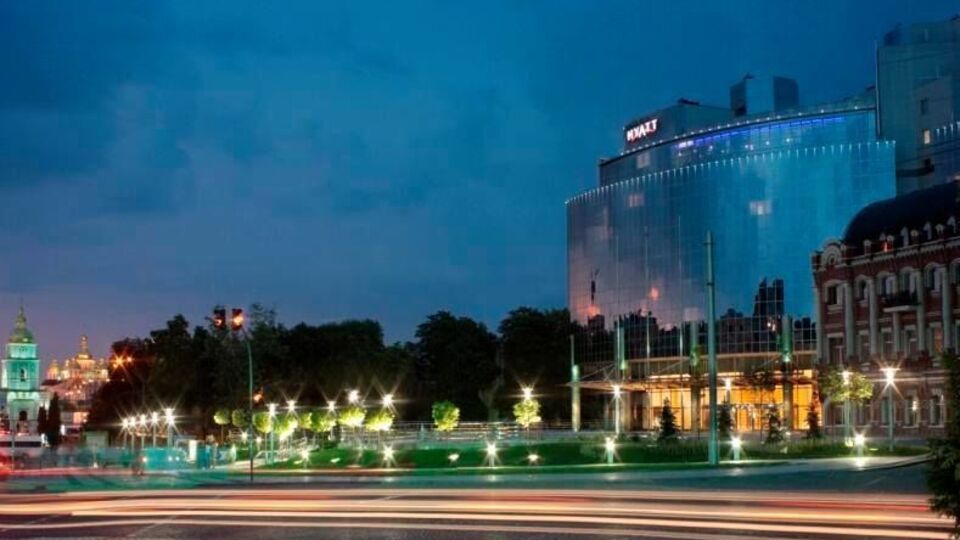 Готелем Hyatt володіє компанія НІТ, 24,5% якої належать кіпрській компанії Prandicle Limited Олега Дубини