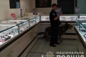 З ювелірного магазину евакуювали сімох осіб
