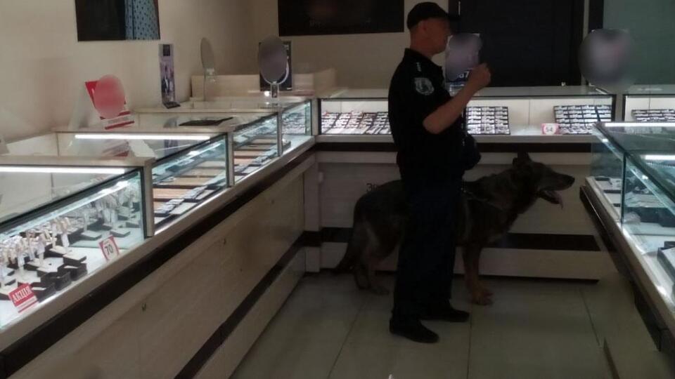 З ювелірного магазину евакуювали сімох осіб