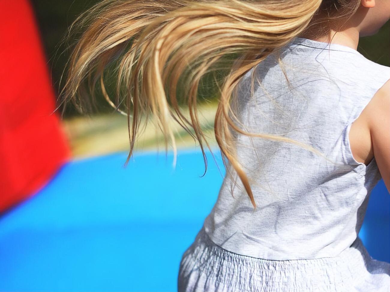 Детский батут перевернулся от порыва ветра