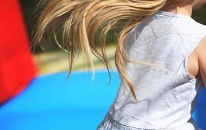 Детский батут перевернулся от порыва ветра