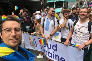 В Нью-Йорке состоялся самый большой в истории ЛГБТ-прайд, у украинцев была отдельная колонна. Фоторепортаж