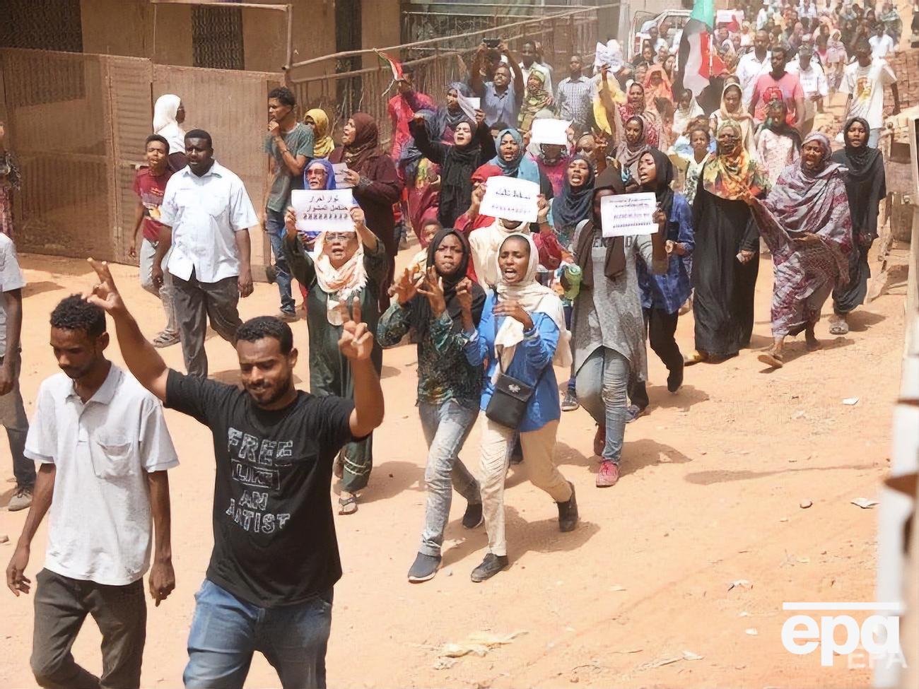 На акцию протеста в Судане вышли&nbsp;десятки тысяч людей