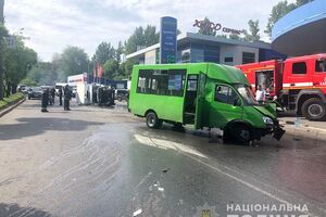 Поліція: Травм зазнали два пасажири іномарки і вісім пасажирів маршрутки