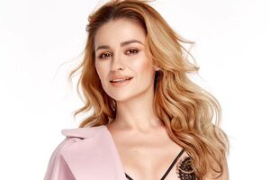 Адамчук в ролике позирует в постели