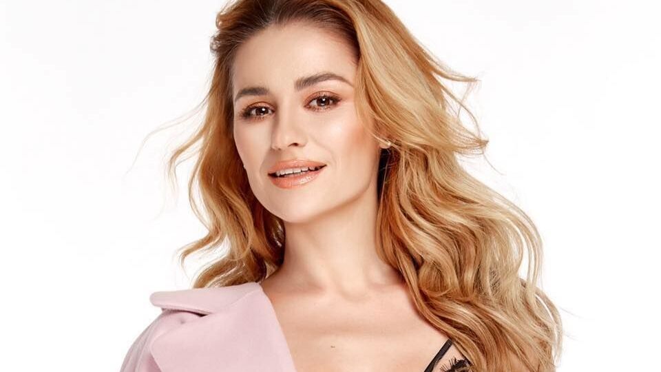 Адамчук в ролике позирует в постели