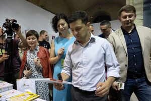 В АП розповіли, що Зеленський швидко всього навчається