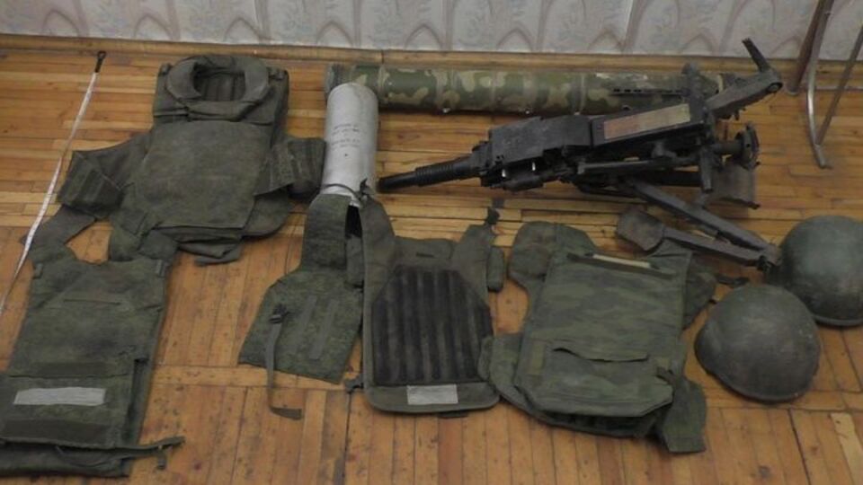 На позициях, которые ранее занимали террористы, нашли ряд предметов, принадлежащих российской армии