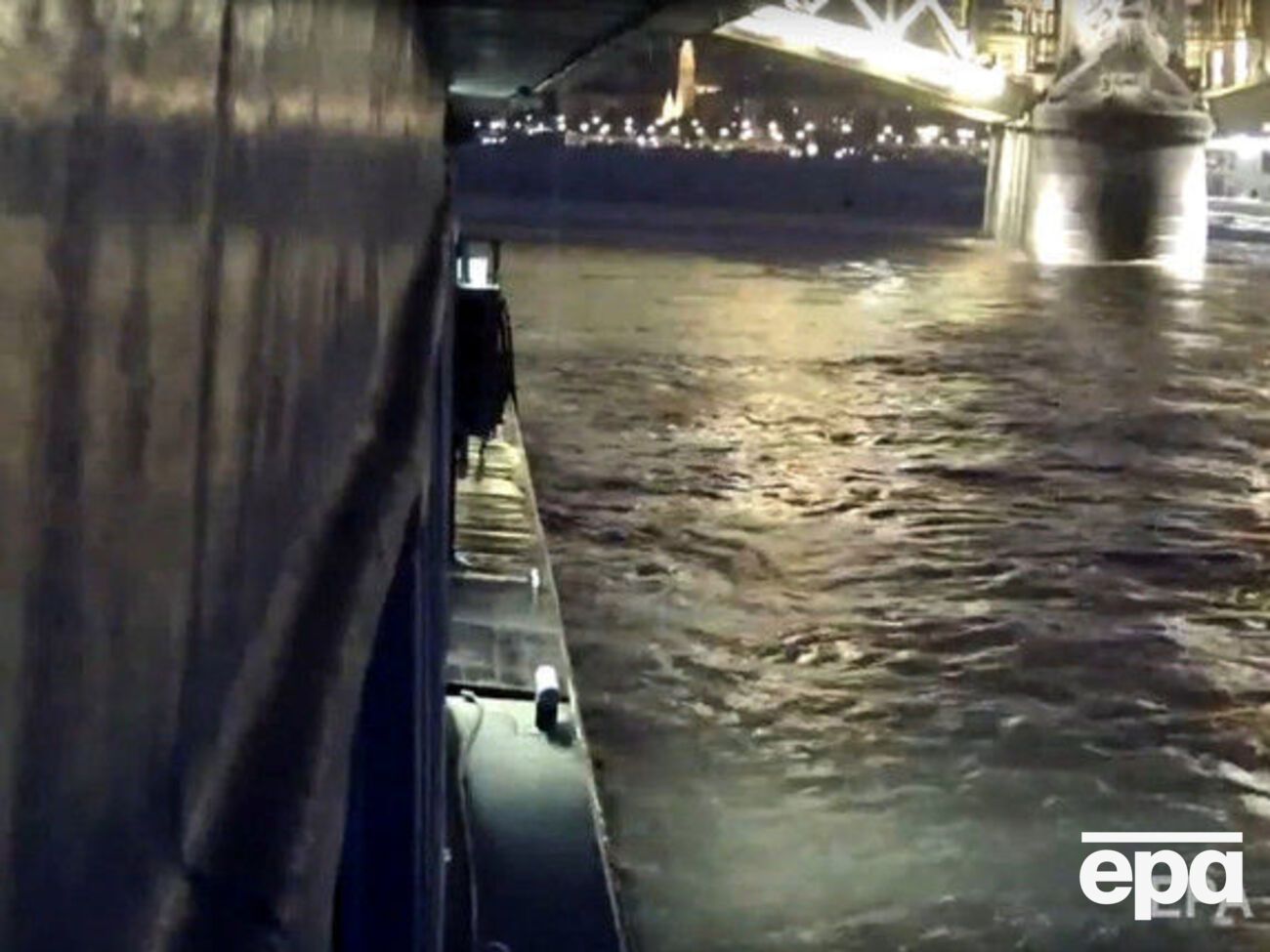 29 мая возле моста Маргит в Будапеште затонуло прогулочное судно