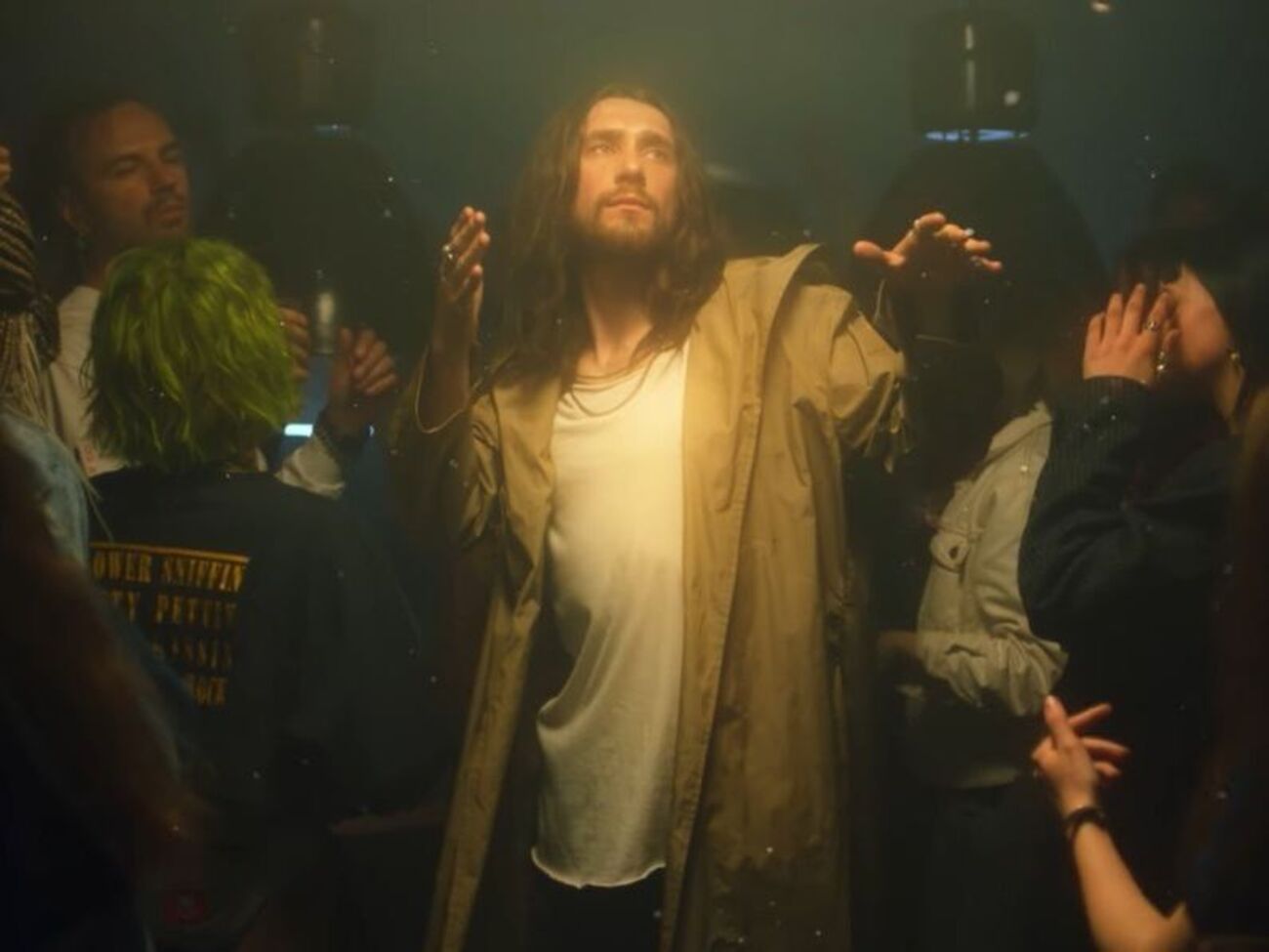 Головний герой ролика, за сюжетом, нагадує Ісуса