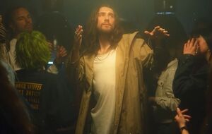 Головний герой ролика, за сюжетом, нагадує Ісуса