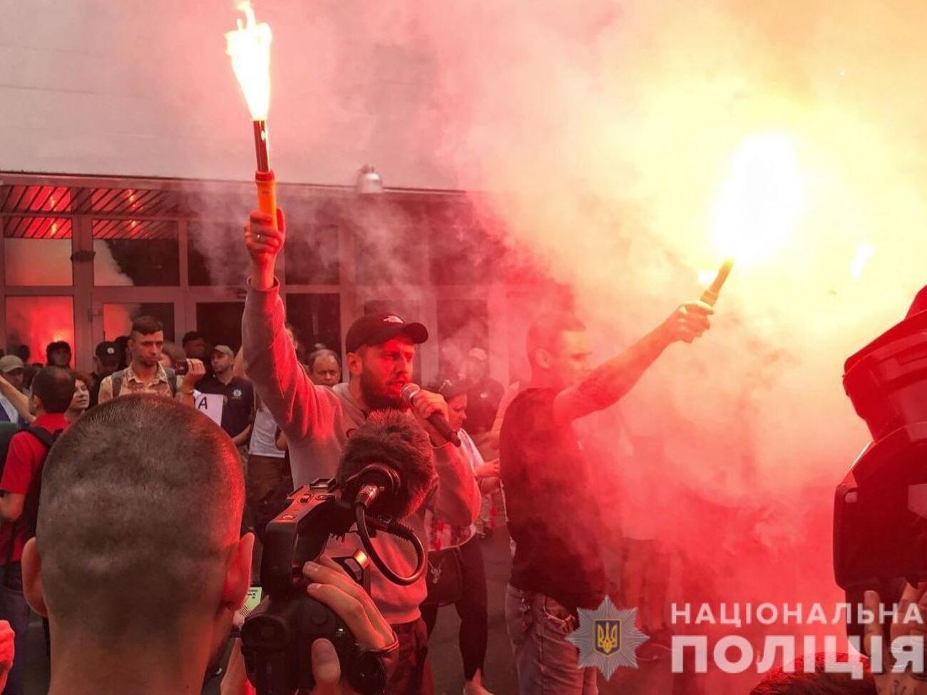 В Переяславе-Хмельницком активисты бросали дымовые шашки и жгли файеры