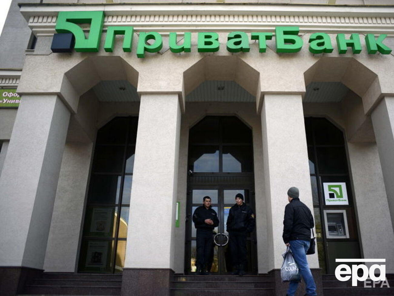 "ПриватБанк" требует возмещения Коломойским и Боголюбовым "нескольких сотен миллионов долларов"