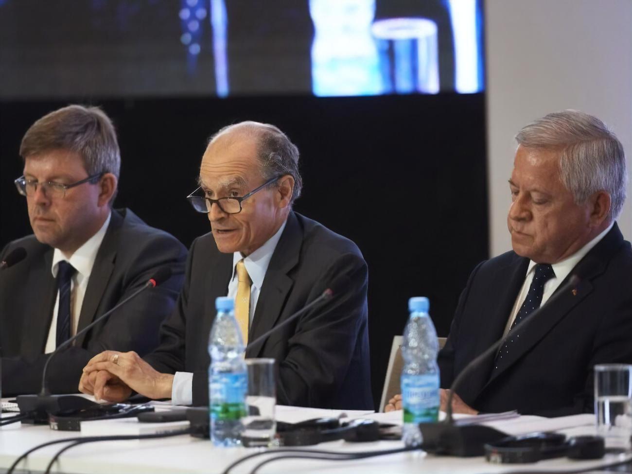 Фрид (в центре):&nbsp;Если Украиной продолжат руководить олигархи, ее будет легко купить