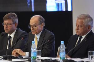 Фрид (в центре): Если Украиной продолжат руководить олигархи, ее будет легко купить