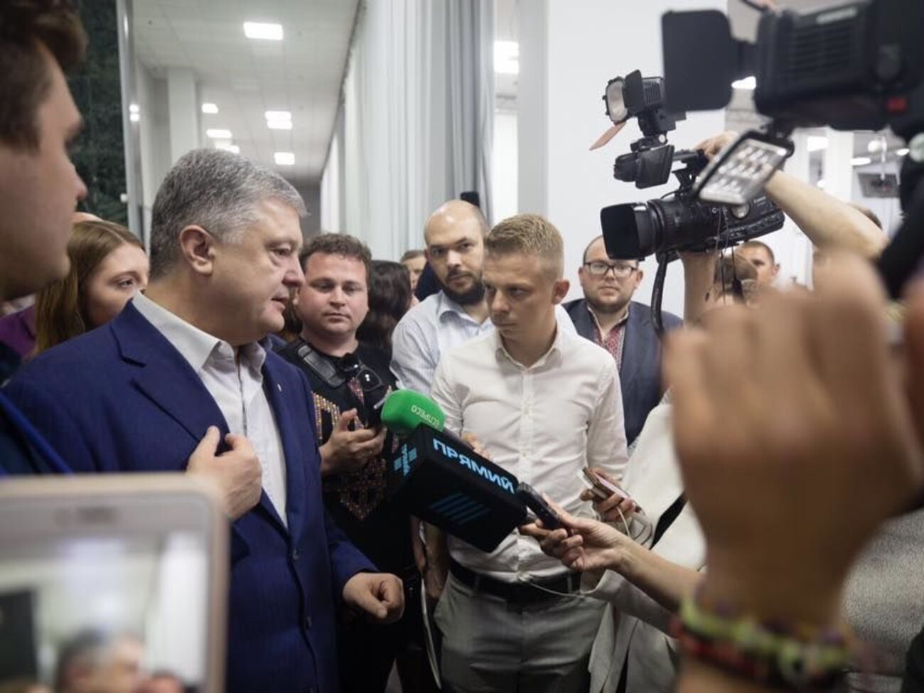 Порошенко утверждает, что "не стрелять в ответ" можно только при наличии на Донбассе миротворцев ООН