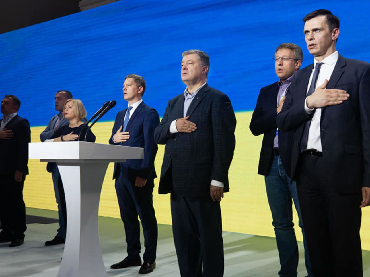 Джерело в оточенні Порошенка повідомило, що експрезидент оплатив ремонт приміщення та оренду основної техніки в ситуаційній кімнаті