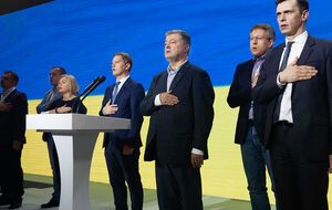 Источник в окружении Порошенко сообщил, что экс-президент оплатил ремонт помещения и аренду основной техники в ситуационной комнате