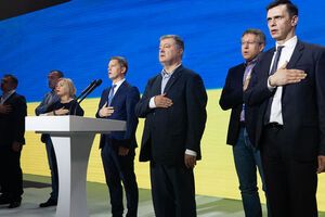 Джерело в оточенні Порошенка повідомило, що експрезидент оплатив ремонт приміщення та оренду основної техніки в ситуаційній кімнаті