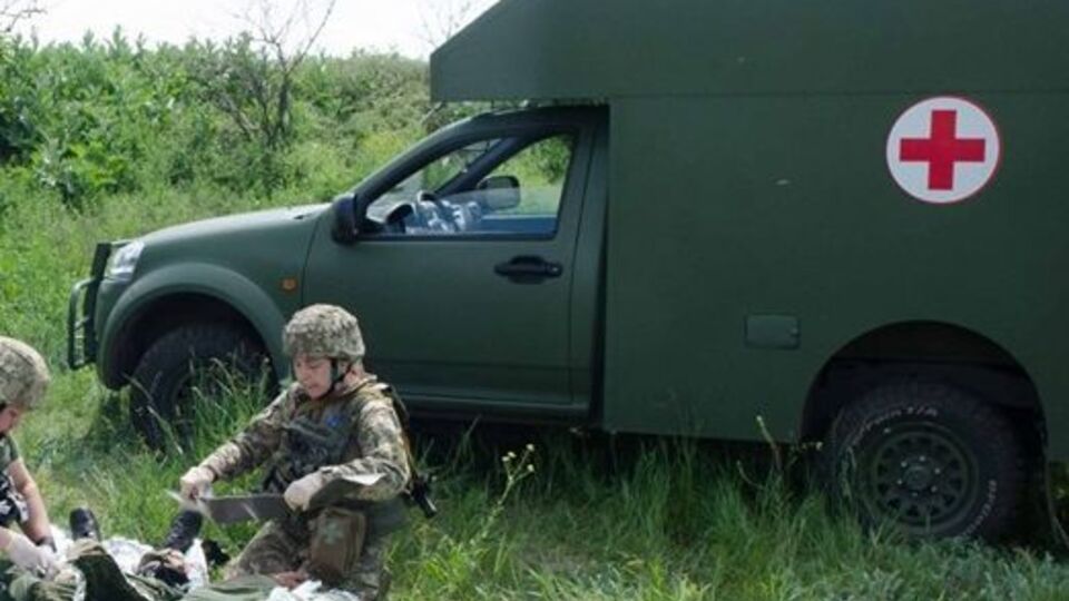 От полученных травм мужчина погиб на месте, а женщина получила многочисленные осколочные ранения