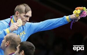 Усик відмовився від третього чемпіонського пояса