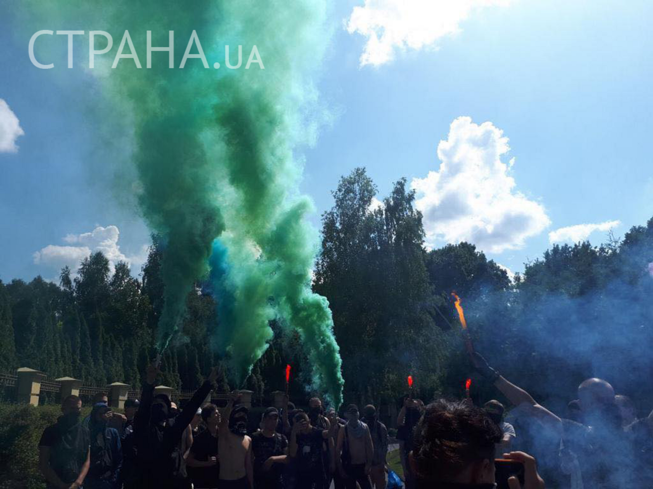 Участники акции жгли разноцветные дымы и требовали привлечь Порошенко к ответственности