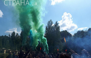 Участники акции жгли разноцветные дымы и требовали привлечь Порошенко к ответственности