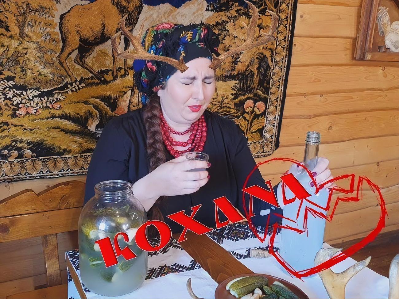 У ролику Баба Доцька п'є наодинці