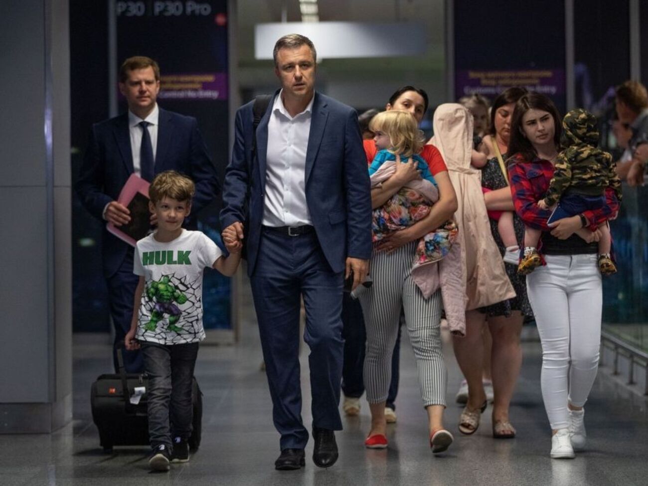 Самолет с детьми прибыл в Украину ночью