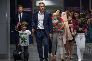 Літак із дітьми прибув в Україну вночі