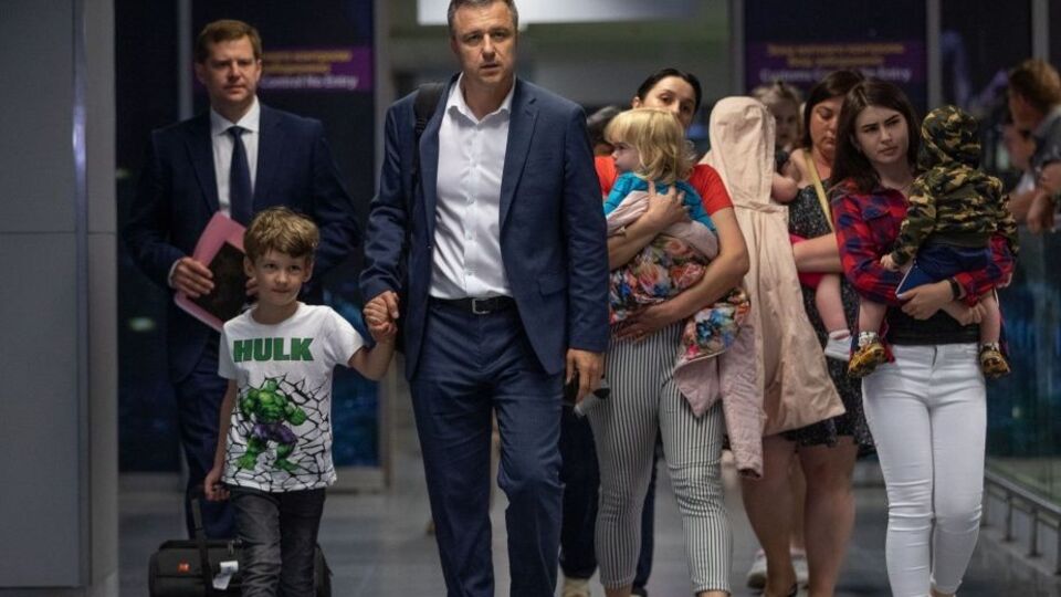 Самолет с детьми прибыл в Украину ночью