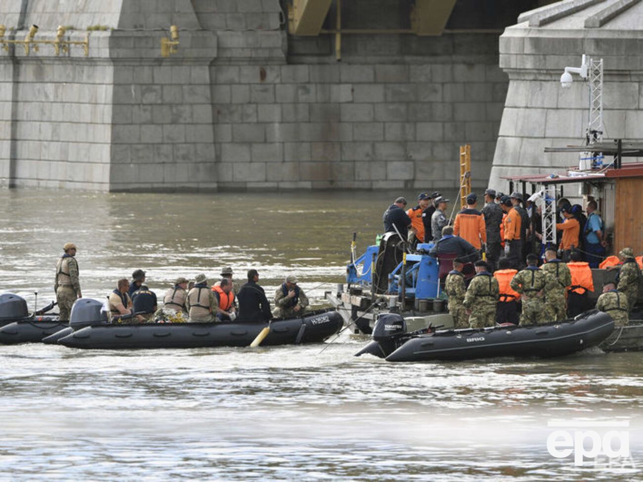 Тело члена венгерского экипажа спасатели нашли за 21 километр от места аварии вниз по течению