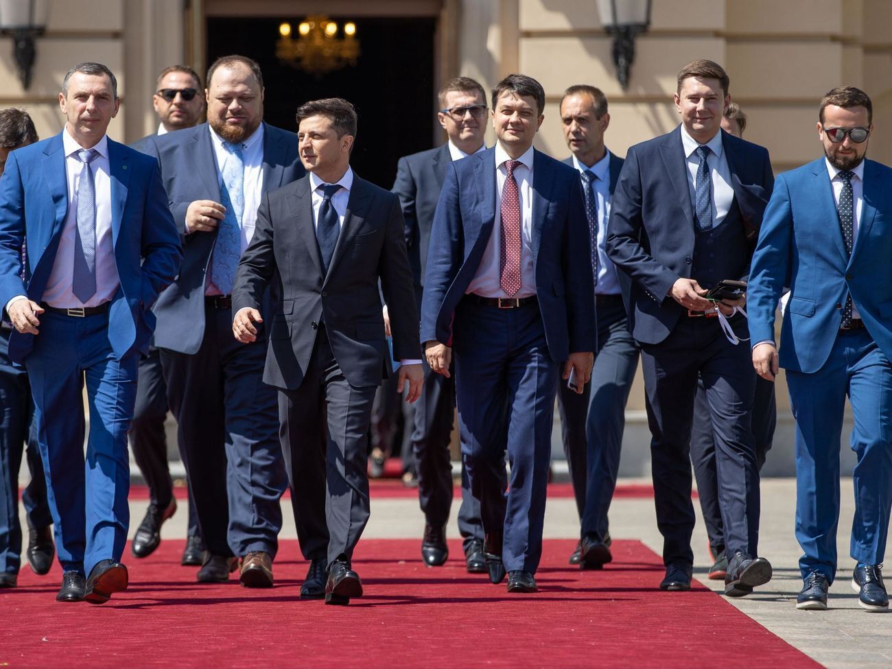 По данным соцпроса, за партию "Слуга народа" готовы проголосовать 48,2% респондентов