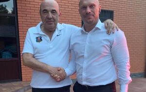 6 июня Кива выложил в Facebook фото с Рабиновичем и подписал его: "Мы победим войну!"