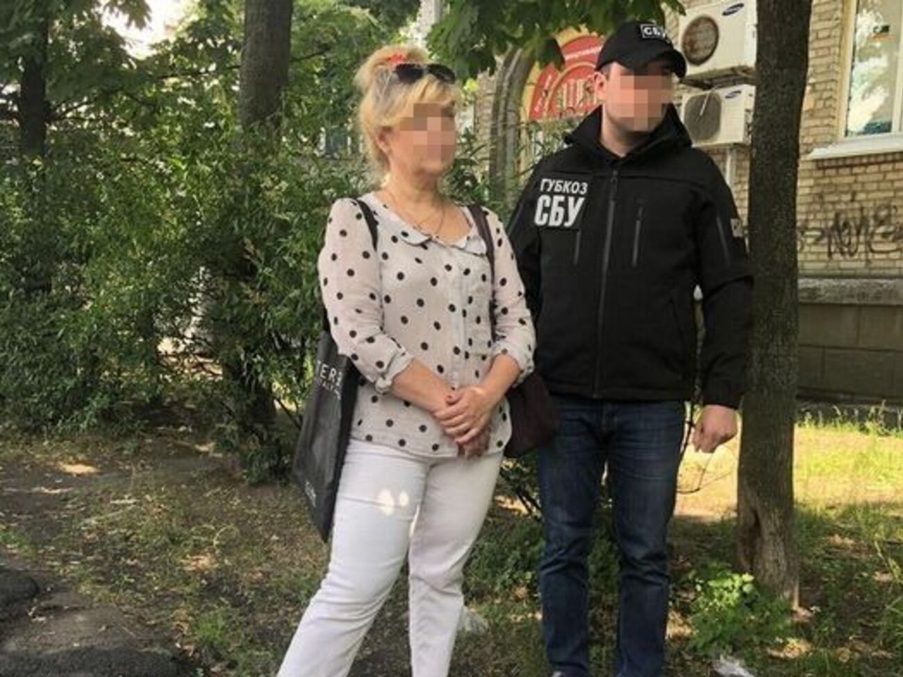 Правоохранители задержали чиновницу в Киеве во время получения взятки