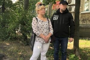 Правоохранители задержали чиновницу в Киеве во время получения взятки
