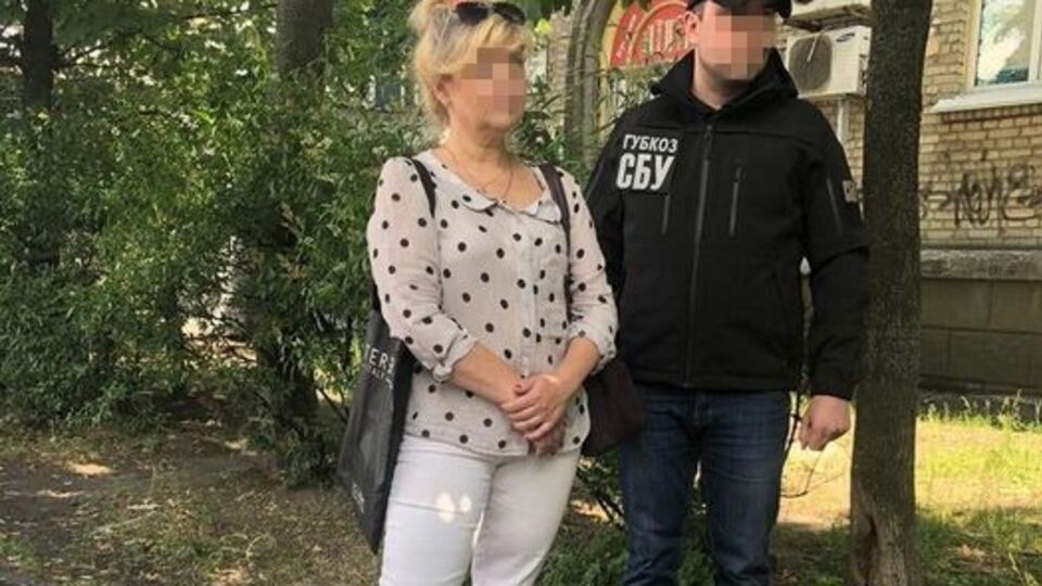 Правоохоронці затримали чиновницю в Києві під час отримання хабара