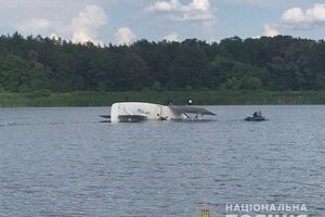 Літак здійснив приводнення на озері