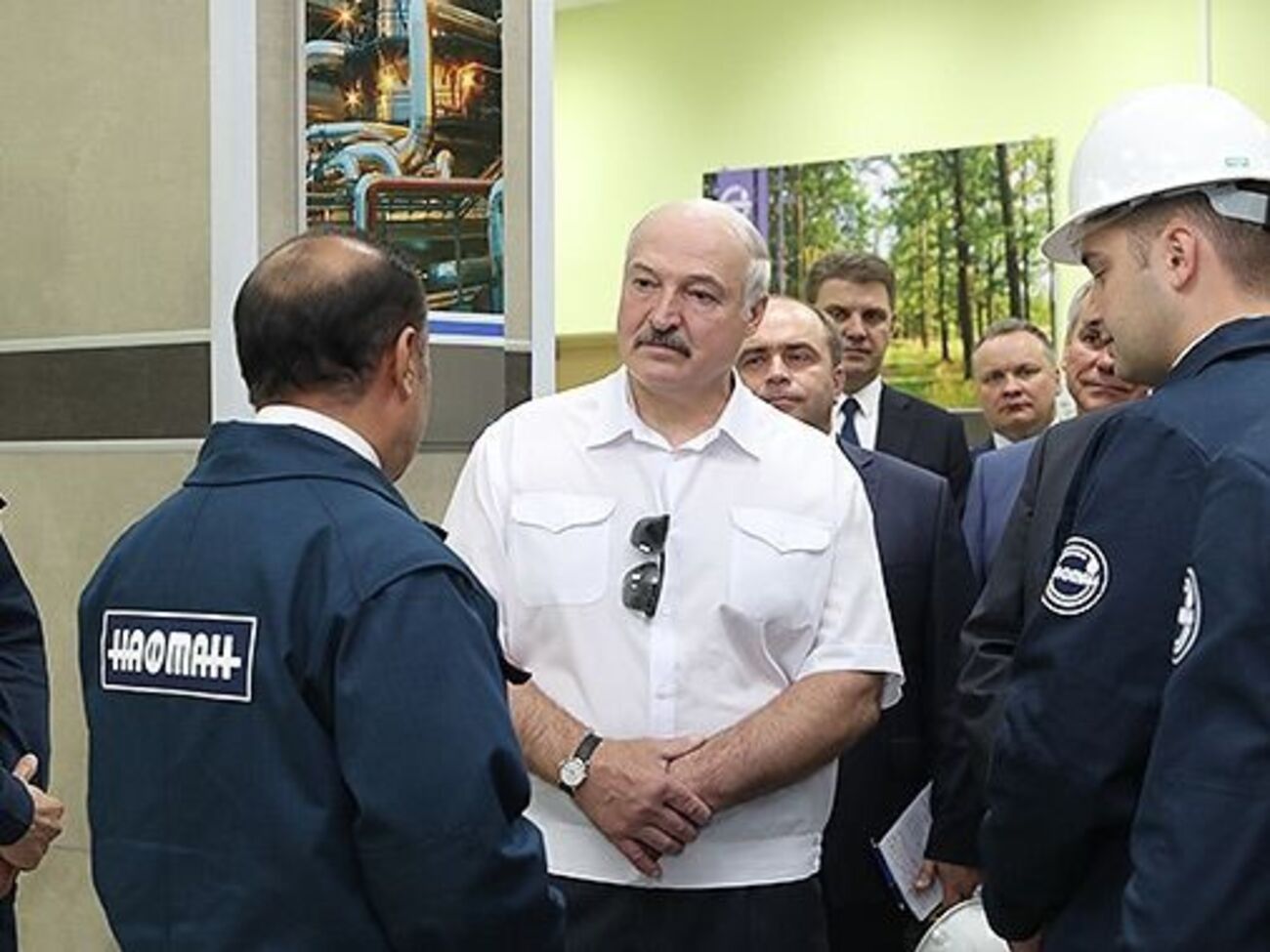 Лукашенко (на фото в центре): Свои интересы надо блюсти