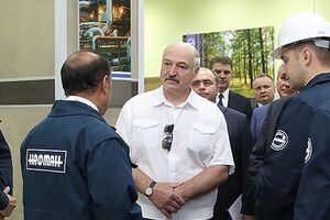 Лукашенко (на фото в центре): Свои интересы надо блюсти