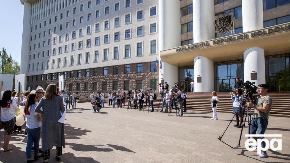 Парламент Молдовы провел экстренное заседание